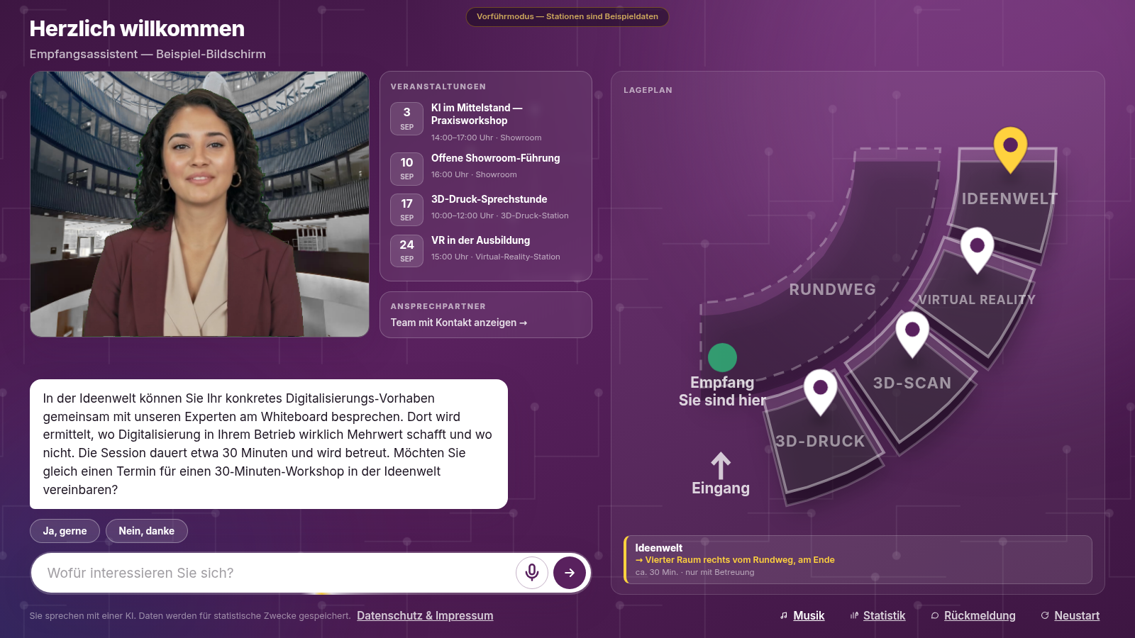 Echter Screenshot: Empfangsagent am Touchscreen mit Begrüßung und Lageplan